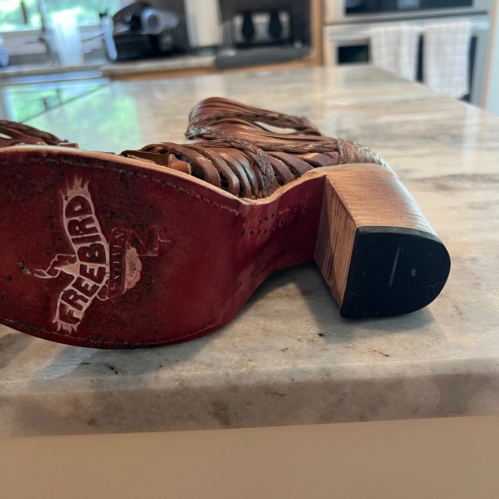 Open toe leather shoes’ 4are are